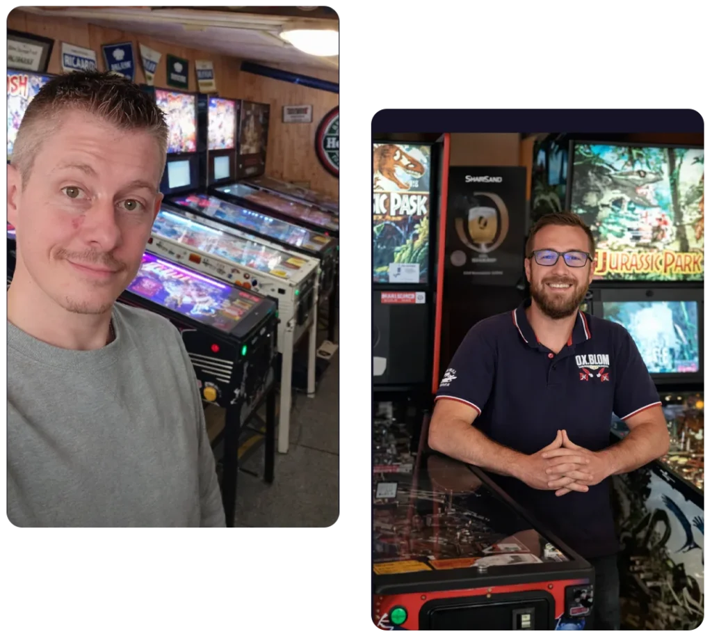 Montage de deux hommes souriants posant devant des rangées de flippers vintage dans une salle de jeux rétro.
